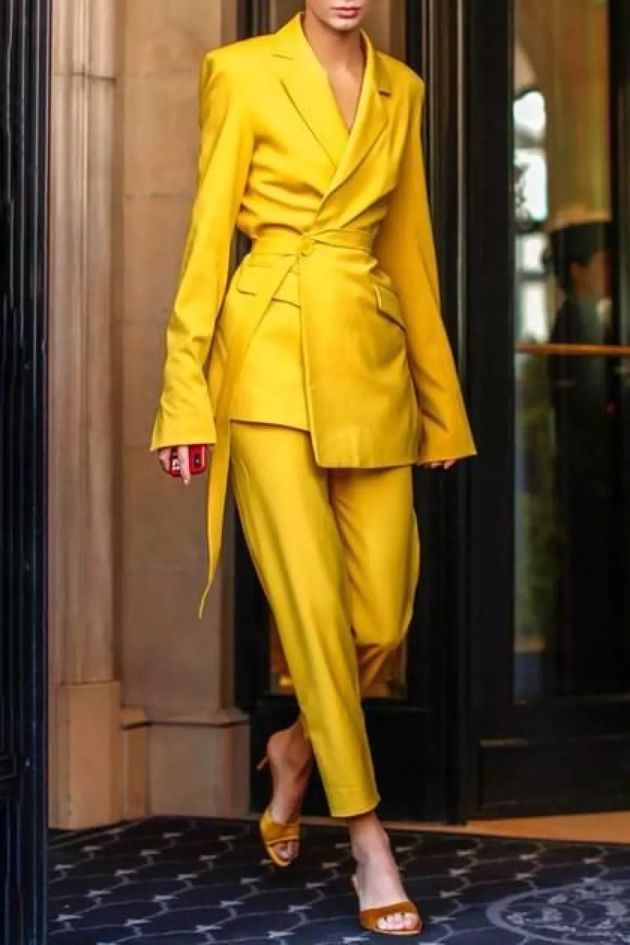 žltý outfit
