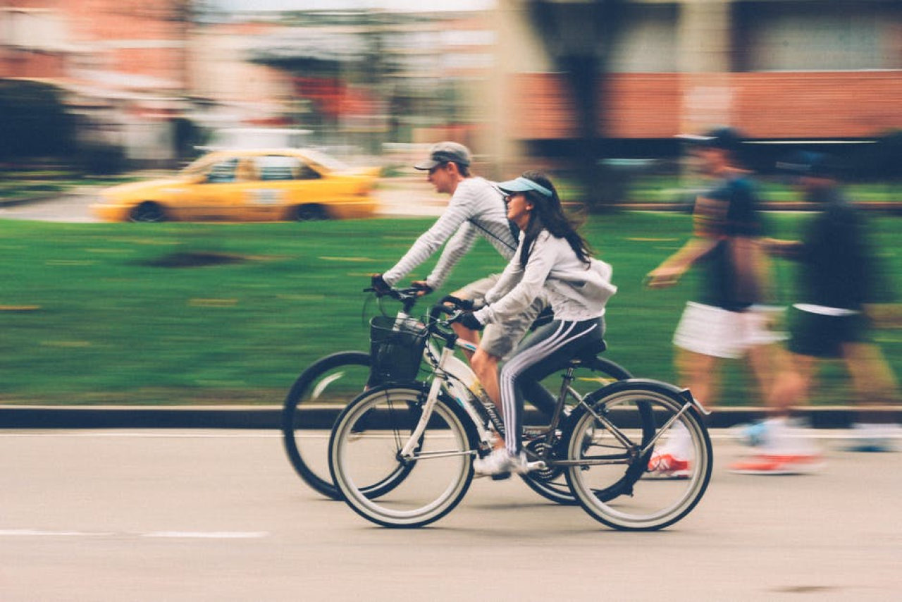 muž a žena na bicykloch
