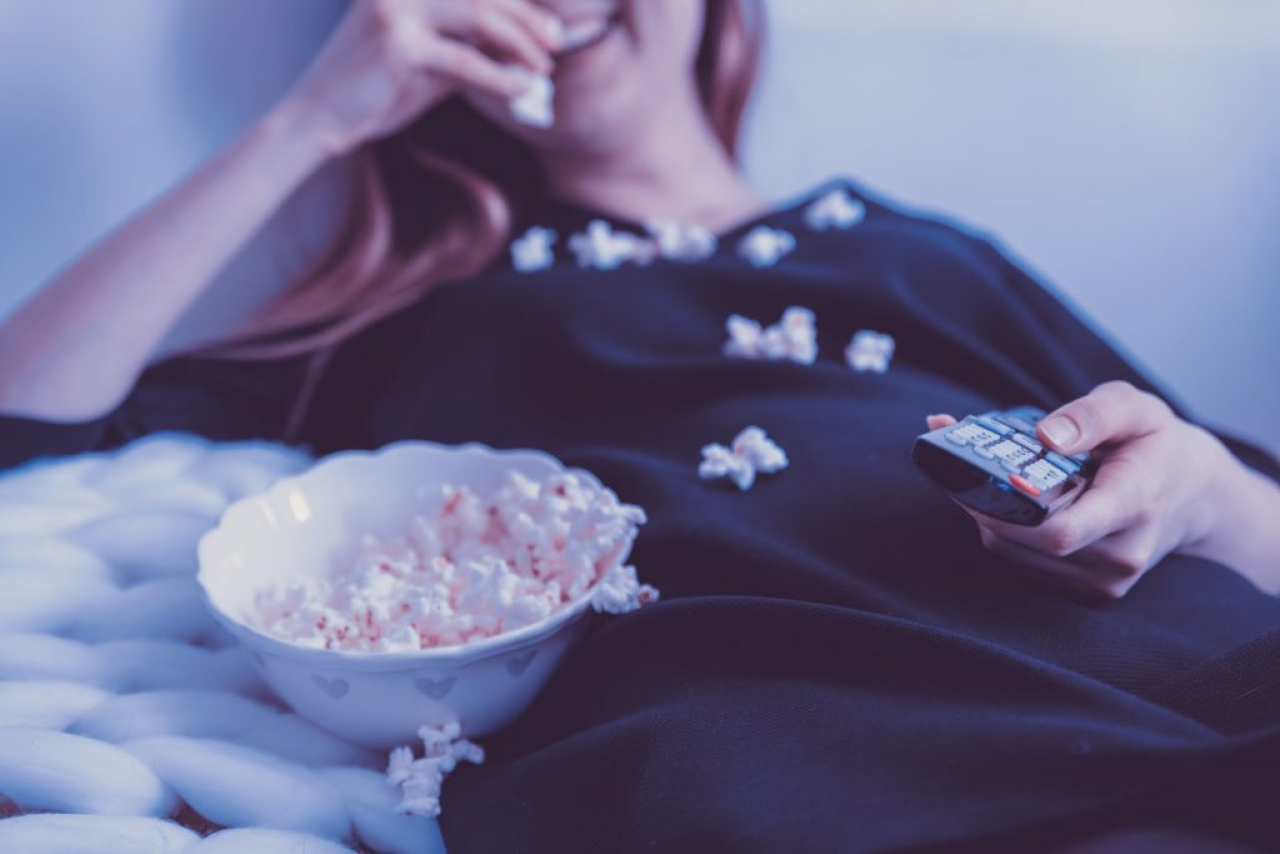 popcorn a sledovanie tv
