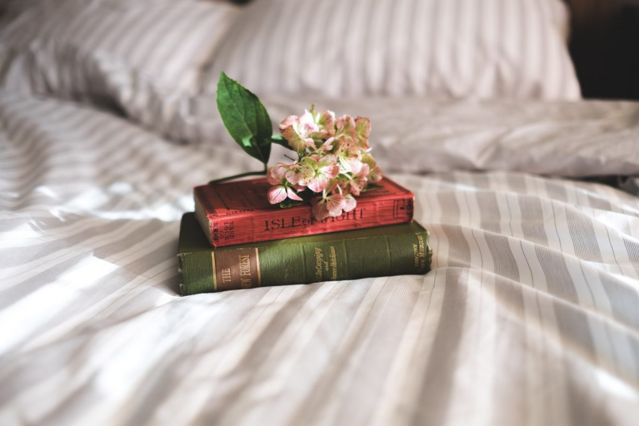 knihy na posteli