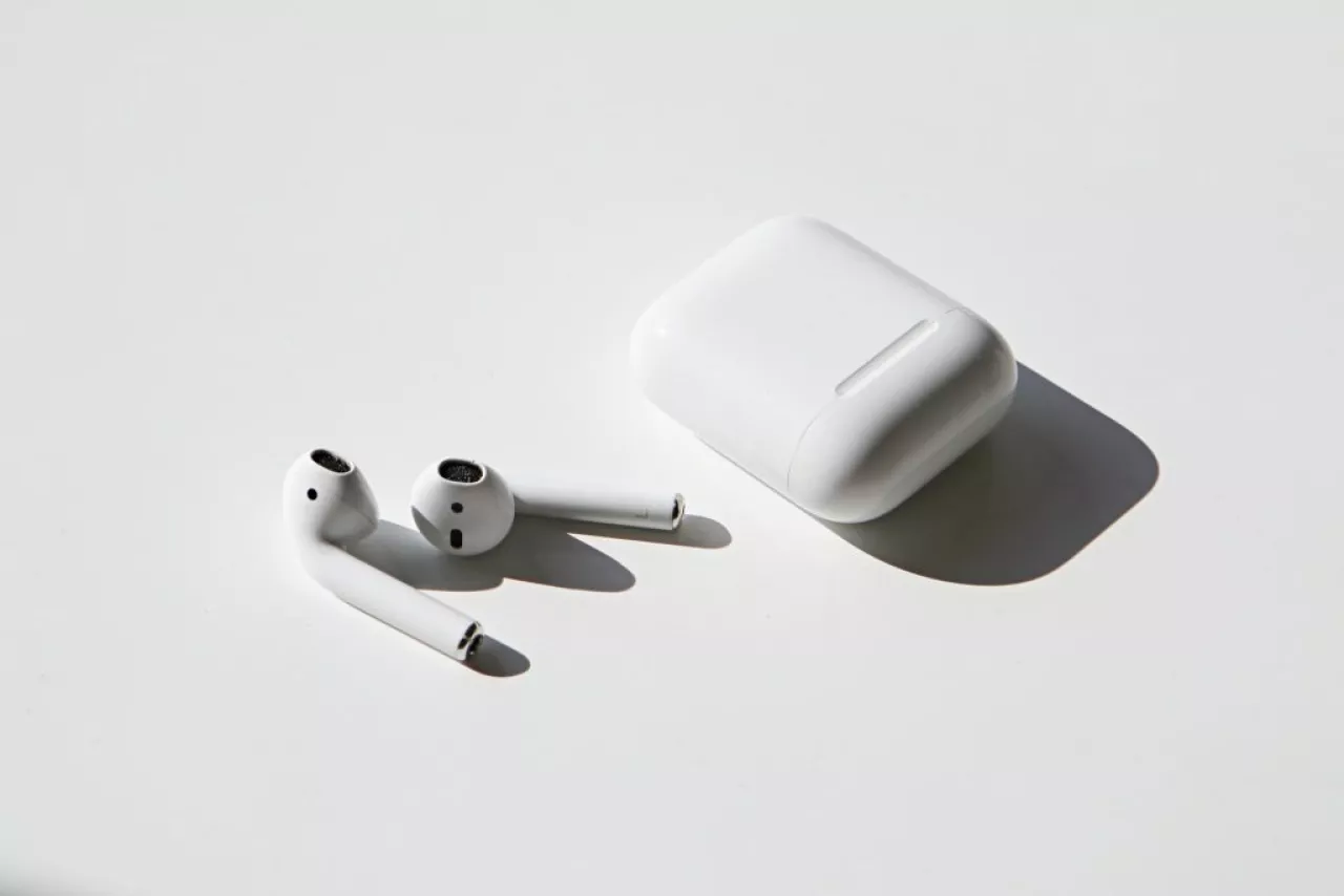 biele Apple AirPods