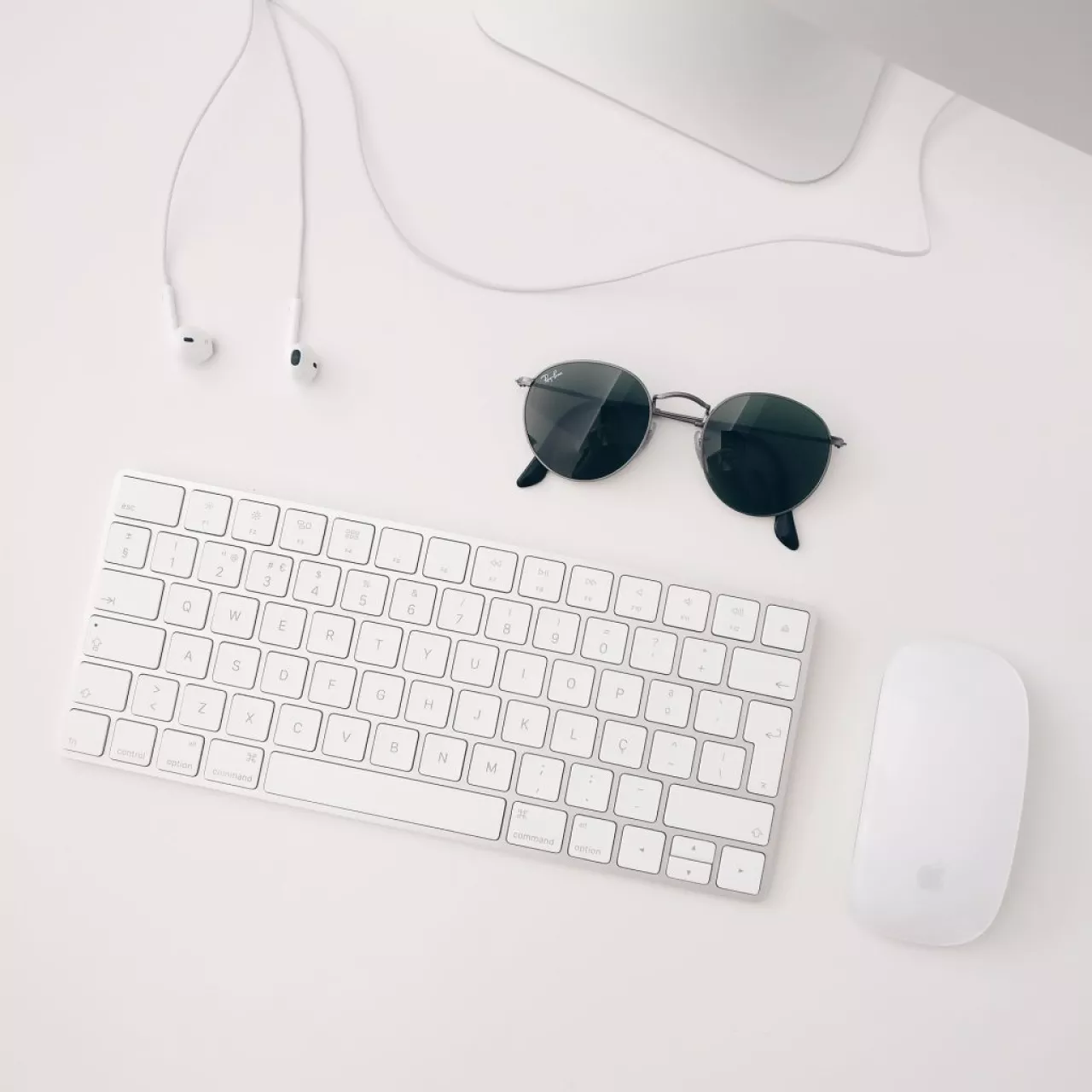 klávesnica a biela myš