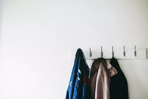 Ako si zorganizovať skriňu s kabátmi?